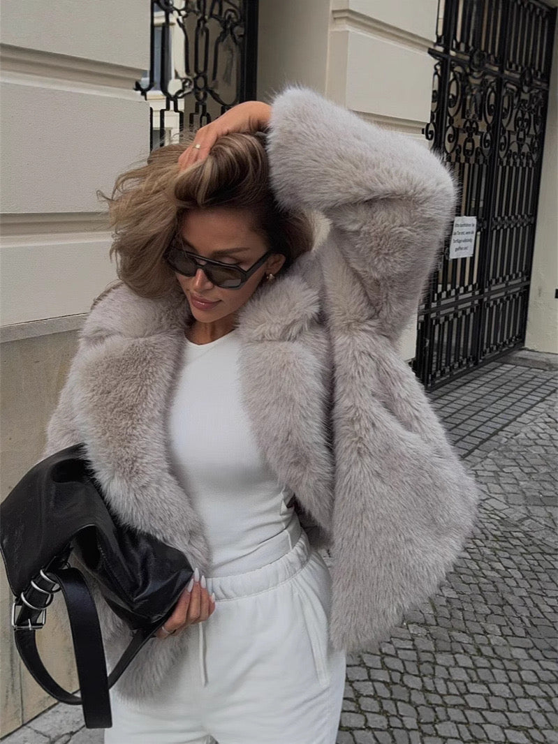 Aura Damen Arctic Luxe Faux Fur Jacket